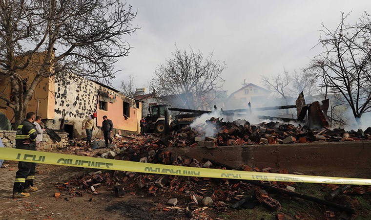Alevlenen köz, 4 ev, 2 ahır ve traktörü yaktı