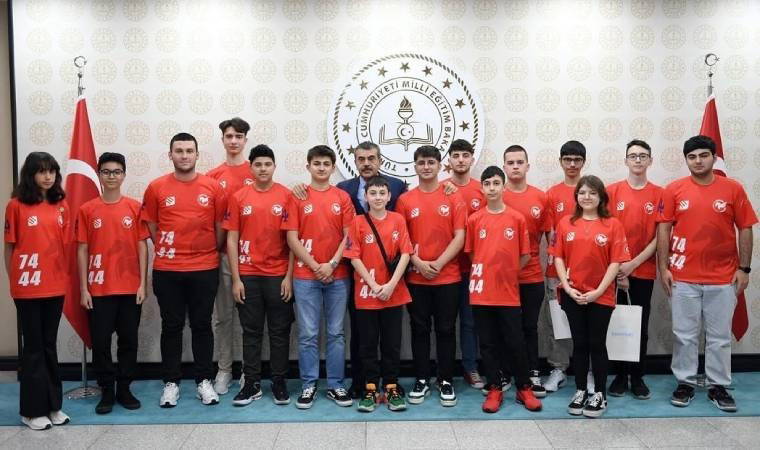 ABD'deki robot yarışmasına katılan öğrencilere Bakan'dan tebrik