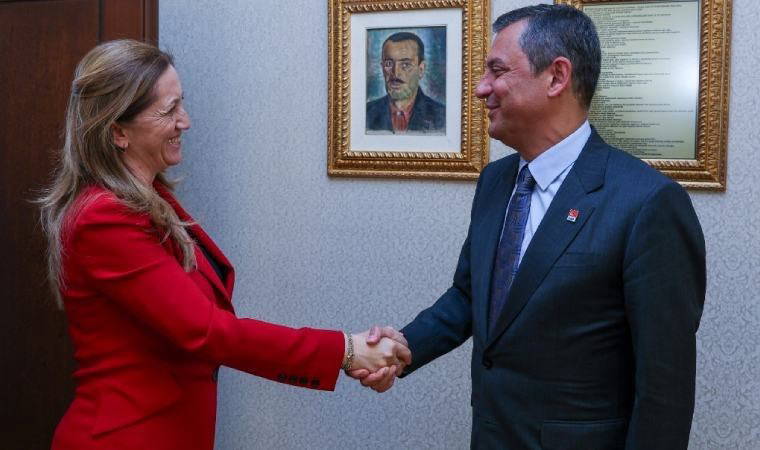 CHP Genel Başkanı Özel DİSK heyetiyle görüştü