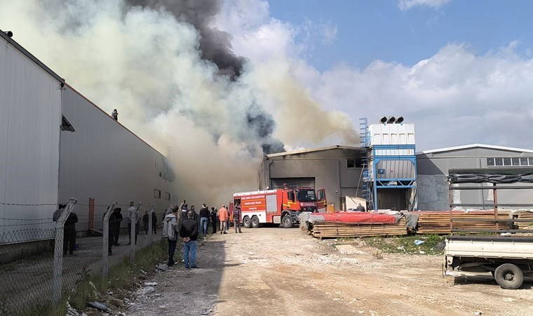 İnegöl'de mobilya fabrikasında yangın!