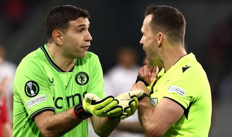 Lille - Aston Villa maçında ilginç an: 2 sarı kart gören Emiliano Martinez atılmadı!