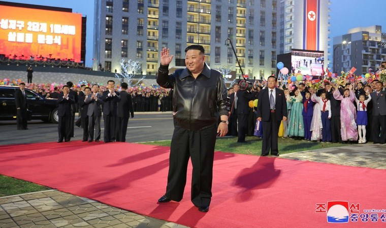 Meydanlar doldu, askeri tören düzenlendi...