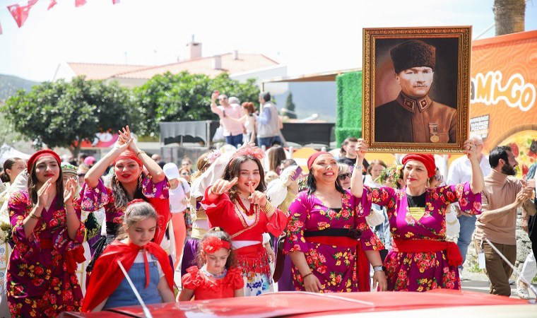 Alaçatı'da renkli festival korteji!