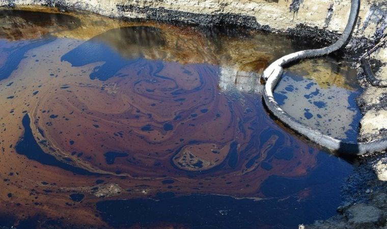 Batman'da boru hattından sızan petrol dereye karıştı