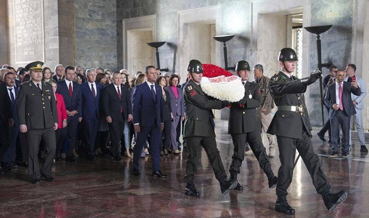 Özgür Özel, CHP'li belediye başkanları ve il yöneticileriyle Anıtkabir'i ziyaret etti: 'Bizlere emanet ettiğiniz partimizi birinci yaptık'