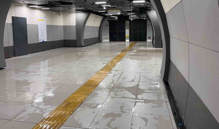 İstanbul'da şiddetli yağış: Metro istasyonunu su bastı