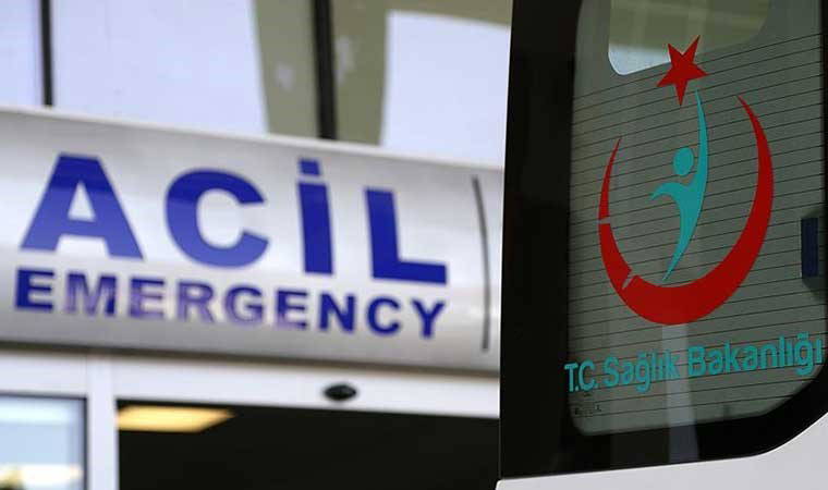 Van'da otomobil, refüjdeki aydınlatma direğine çarptı: 5 yaralı