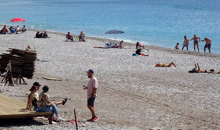 Antalya'da dünkü fırtına sonrası sahil doldu: Denize bile girdiler