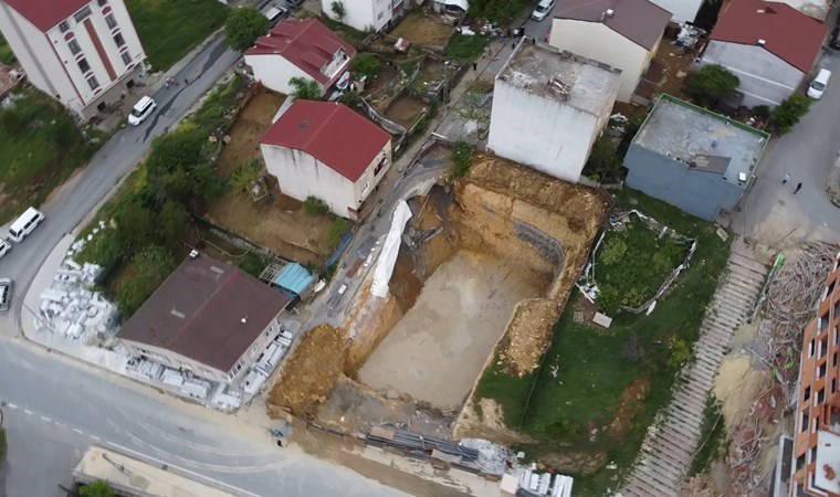 Temel kazısında yol çöktü: Bina boşaltıldı!