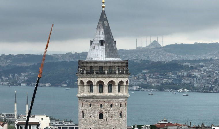 Demir parmaklıklar kaldırıldı... Galata Kulesi'nin alemine 'paratoner' takıldı