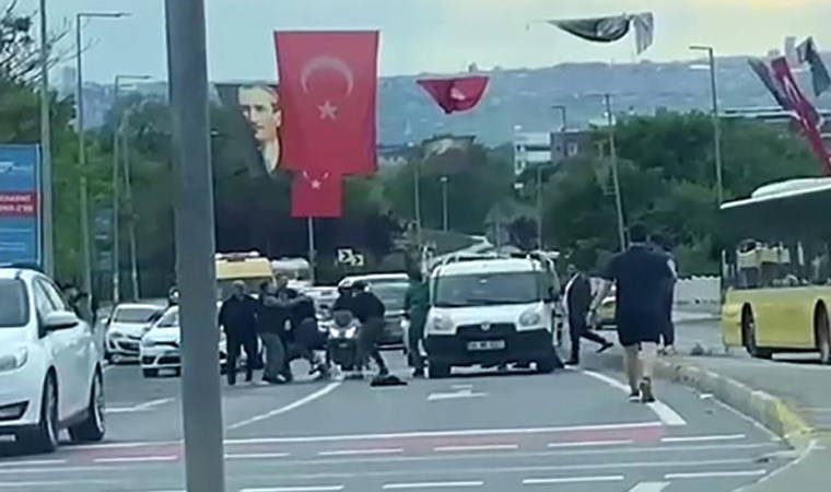 Küçükçekmece’de motosikletliler sürücüye saldırdı!