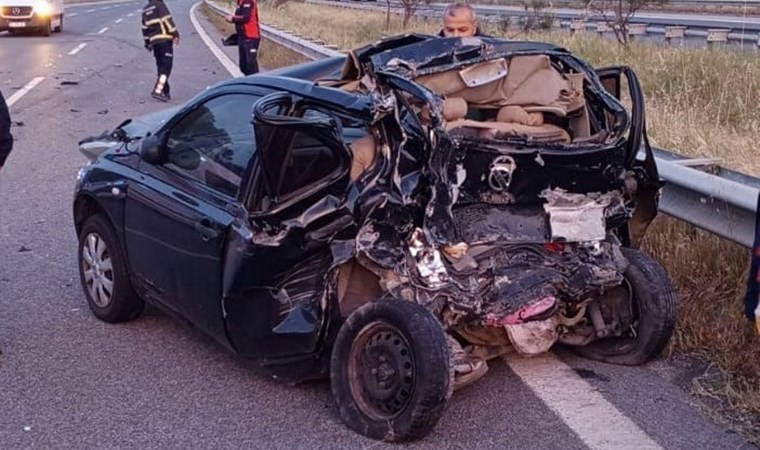 Otomobil hurdaya döndü: 1’i ağır 2 yaralı