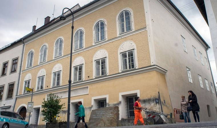 Hitler'in doğduğu eve beyaz güller bıraktılar: 4 Alman vatandaşına gözaltı