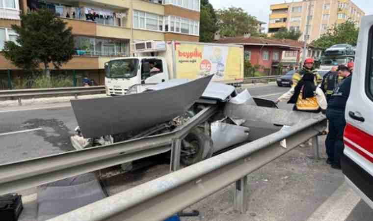 Kocaeli'nde feci kaza... Bariyerlere çarpan otomobilin sürücüsü öldü