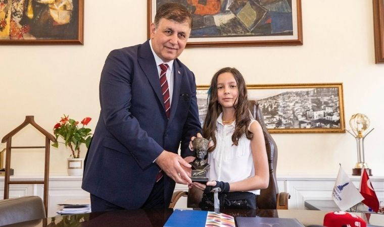 Cemil Tugay’ın emanet ettiği koltukta şarkılı mesaj