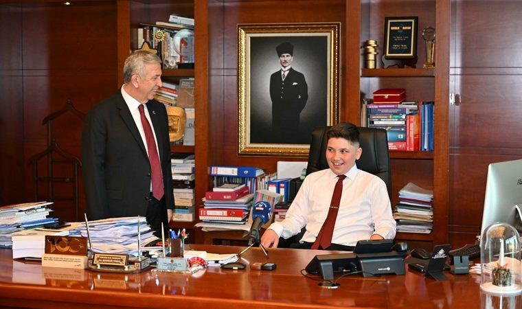 ‘Teşekkürler Mansur dede’: Mansur Yavaş koltuğunu otizmli Muhammed’e bıraktı