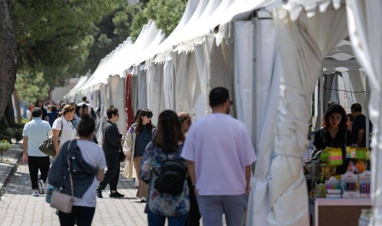 İzmir Kitap Fuarı festival havasında