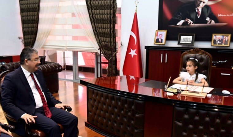 Vali koltuğuna oturan depremzede öğrencinin sözleri gündem oldu: 'Artık binaların yüksek olmasını istemiyoruz'