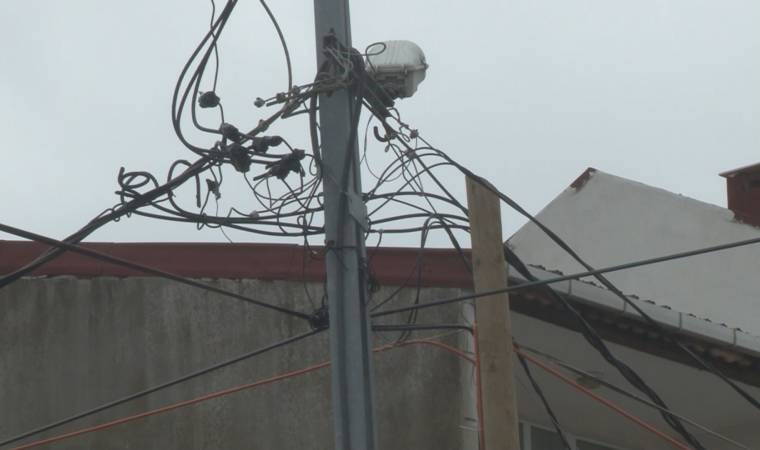 Elektriği kesip kabloları çalındığı anlar kamerada