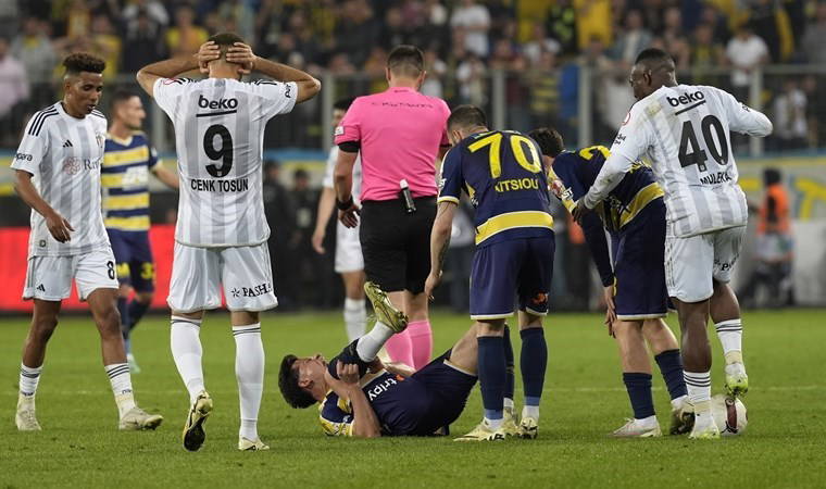 Maçı sedye ile terk etmişti