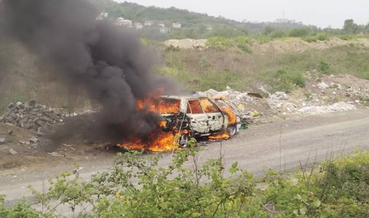 Eşine kızdı: Yol ortasında aracını ateşe verdi!