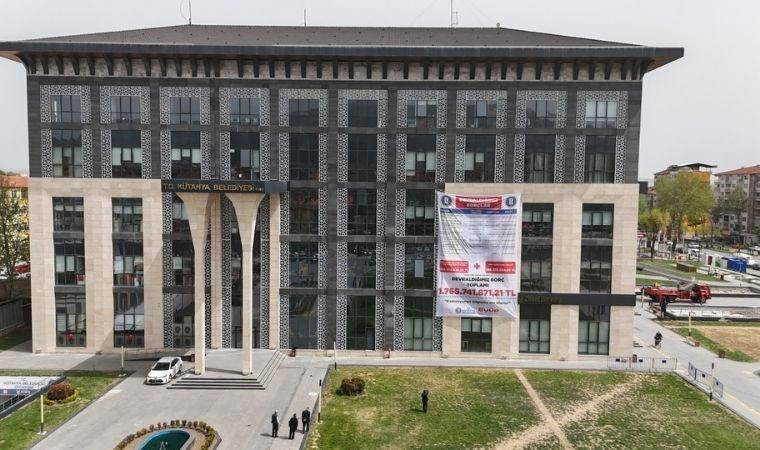 Kütahya Belediye Başkanı Eyüp Kahveci MHP'den devraldığı borçları belediye binasına astı