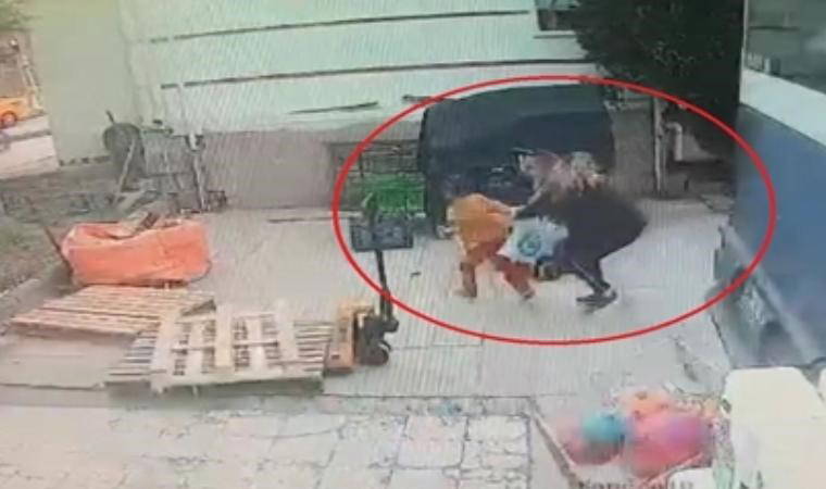 Anne - oğul dolmuşun altında kalmaktan son anda kurtuldu