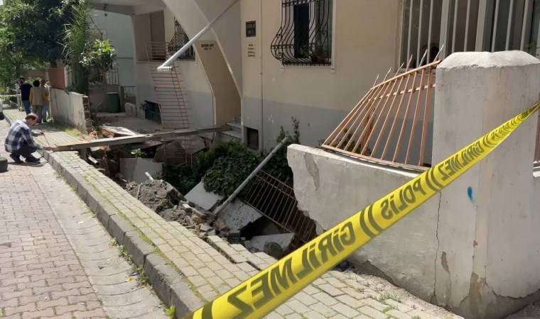 Avcılar'da kaldırım çöktü!