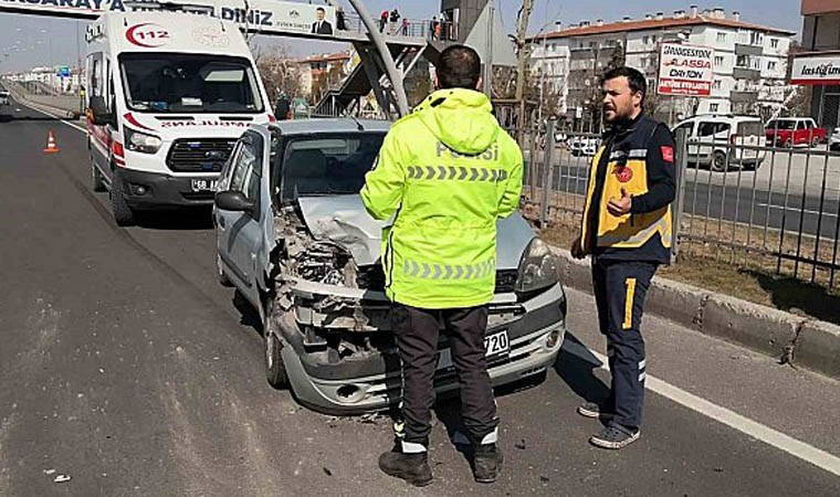 Aksaray'da otomobil ile kamyonet çarpıştı, 3 kişi yaralandı