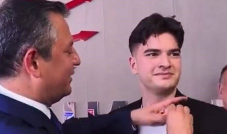 Özgür Özel AKP'den CHP'ye geçen gence rozet taktı