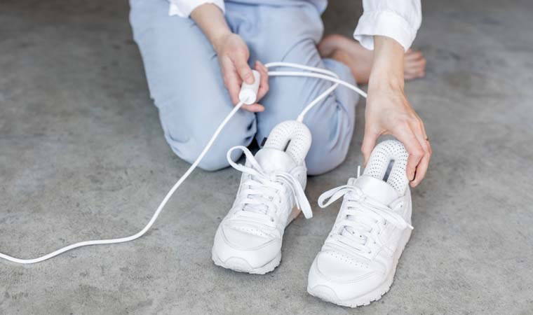 Ayakkabılarınızı çöpe atmayın! Beyaz ayakkabıları ilk günkü temiz yapan yöntem