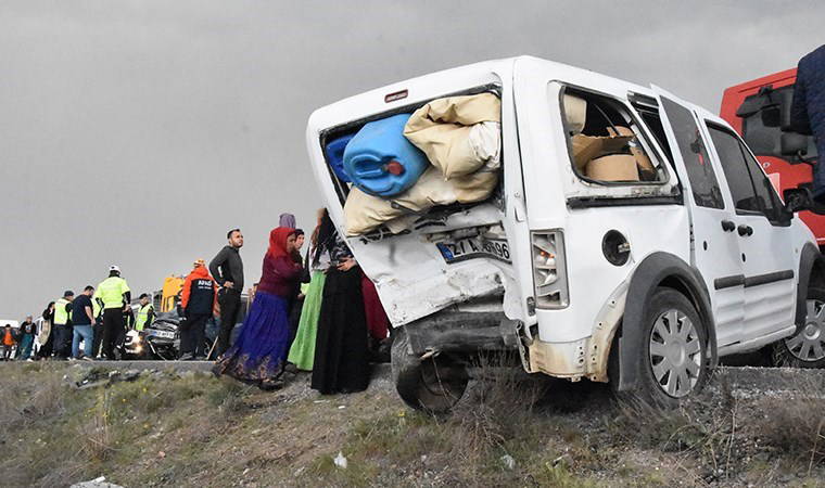 Sivas'ta iki hafif ticari araç çarpıştı: 7 yaralı