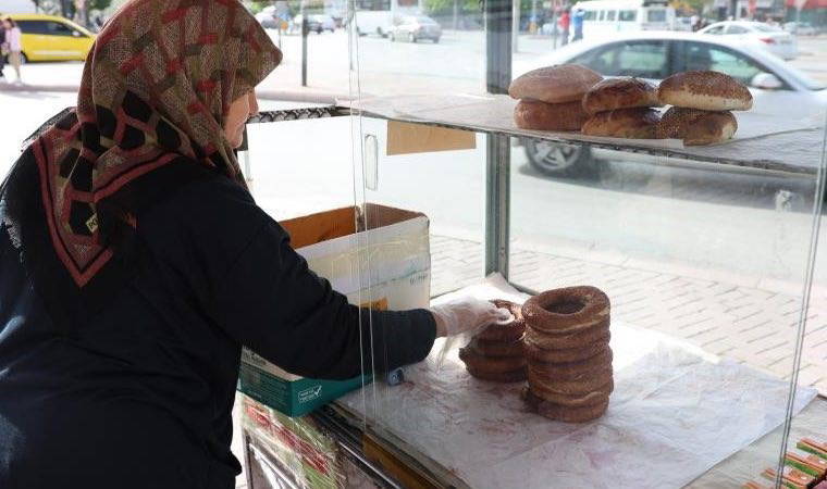 Eşinden aldığı tezgahla 17 yıldır ‘simitçi teyze’ oldu