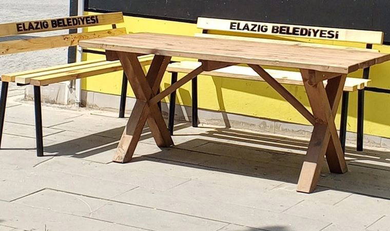 Elazığ Belediyesi, CHP'li Gürsel Erol'un taksi duraklarına gönderdiği bankları kaldırdı