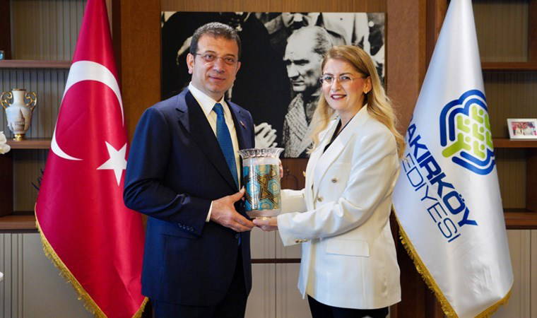 İmamoğlu'ndan, Ayşegül Ovalıoğlu'na tebrik ziyareti: 'Kadın başkan Bakırköy'e uğurlu gelsin'