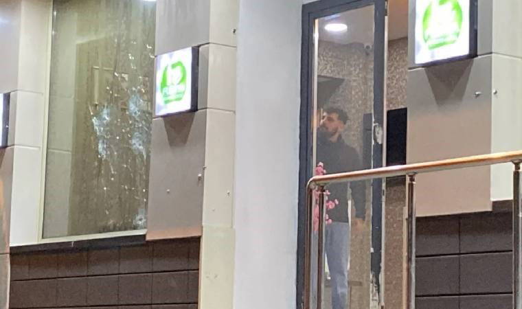 İstanbul'da otele silahlı saldırı: Kurşunlar metrobüse de isabet etti!