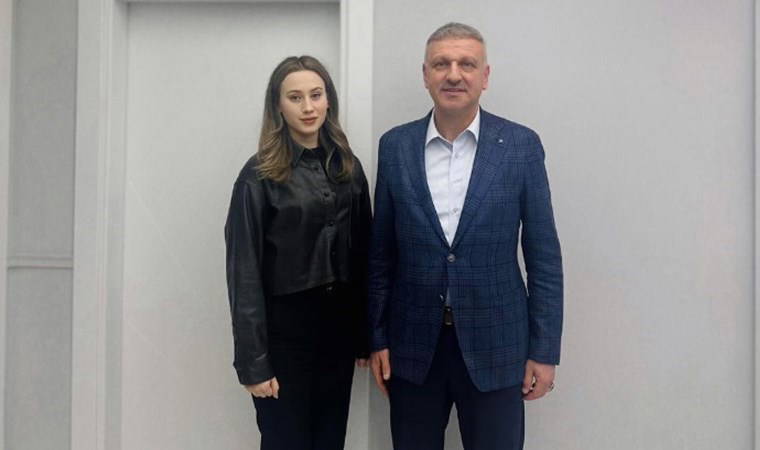 Erdoğan'ın başdanışmanı Oktay Saral, Türkiye'nin en genç belediye başkanı olan Zeynep Çelik'i seçim öncesi ziyaret etmiş: 'Çok değerli amcam...'