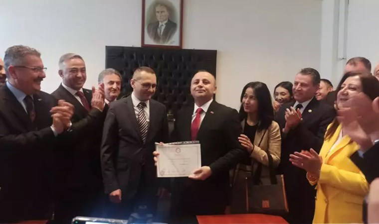 CHP'nin 47 yıl sonra kazandığı Amasya'da, Başkan Sevindi mazbatasını aldı