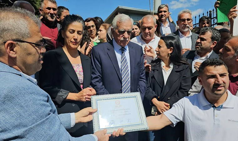 Mardin'de Ahmet Türk mazbatasını aldı: 'Hukuksuzluk devam ettiği müddetçe asla susmayacağız'