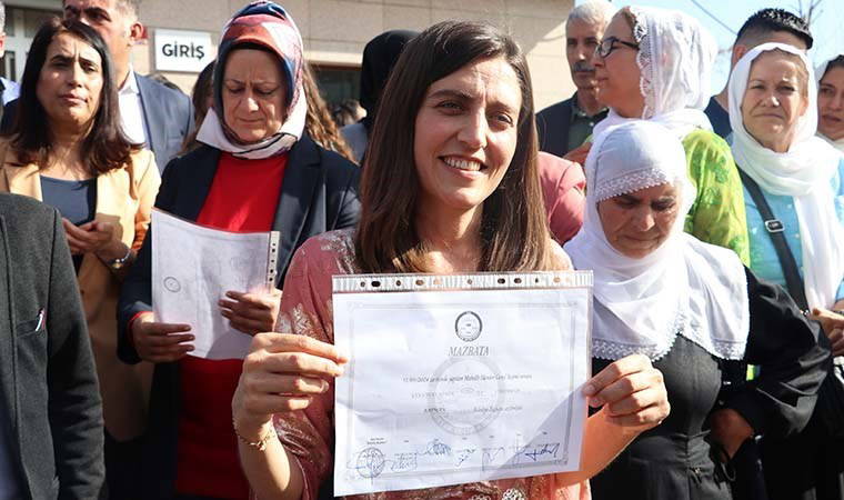Rekor farkla seçilen Batman Belediye Başkanı Gülüstan Sönük mazbatasını aldı