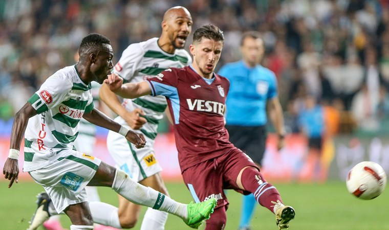 Konya'da taraftar sahaya girdi!