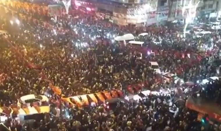 Van’da yurttaşlar mazbatanın Abdullah Zeydan’a verilmesini kutluyor