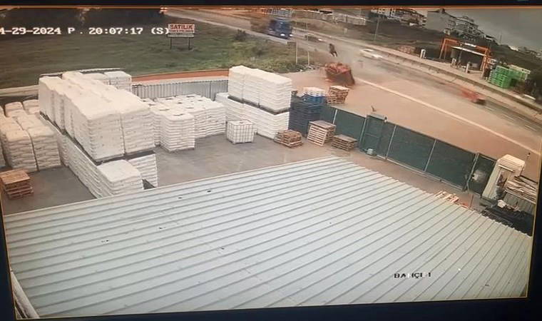 Silivri'de kamyonet takla attı, şoförü camdan fırladı: 2 yaralı