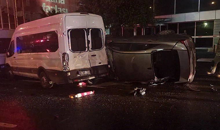 Sarıyer'de doğalgaz kutusuna çarpan otomobil takla attı: 2 yaralı