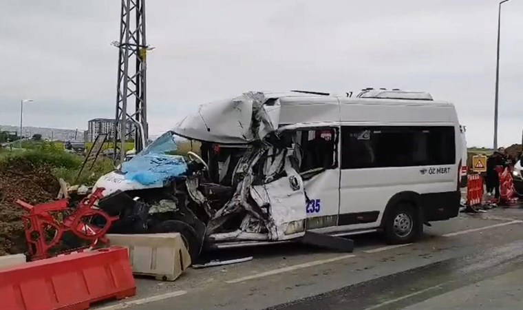 Silivri'de işçileri taşıyan servis minibüsü ile midibüs çarpıştı: 1'ağır 6 yaralı