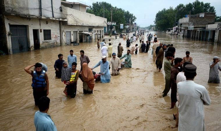 Pakistan'ı şiddetli yağış vurdu: Ölü ve yaralılar var!