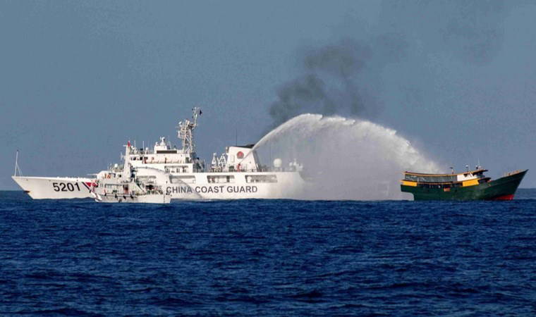 Güney Çin Denizi'nde tansiyon yükseldi: Devriye gemilerine tazyikli su sıktı