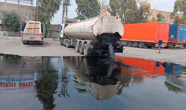 Tanker, TIR’a çarptı: Tonlarca petrol yola döküldü