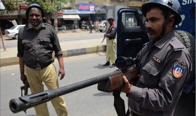 Pakistan'da silahlı saldırı: Polis hayatını kaybetti