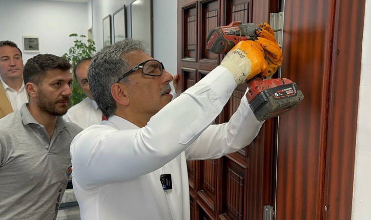 CHP’li Gemlik Belediye Başkanı makam kapısını kendi elleriyle söktü